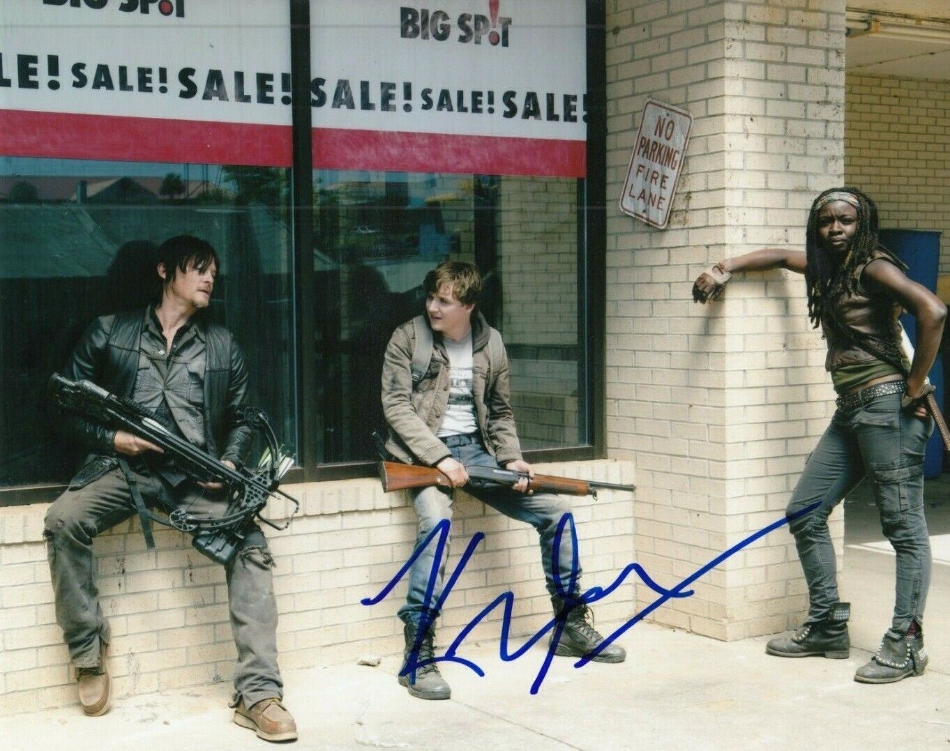 KYLE GALLNER signed (THE WALKING DEAD) TV SHOW 8X10 Photo Poster painting TWD *ZACH* W/COA