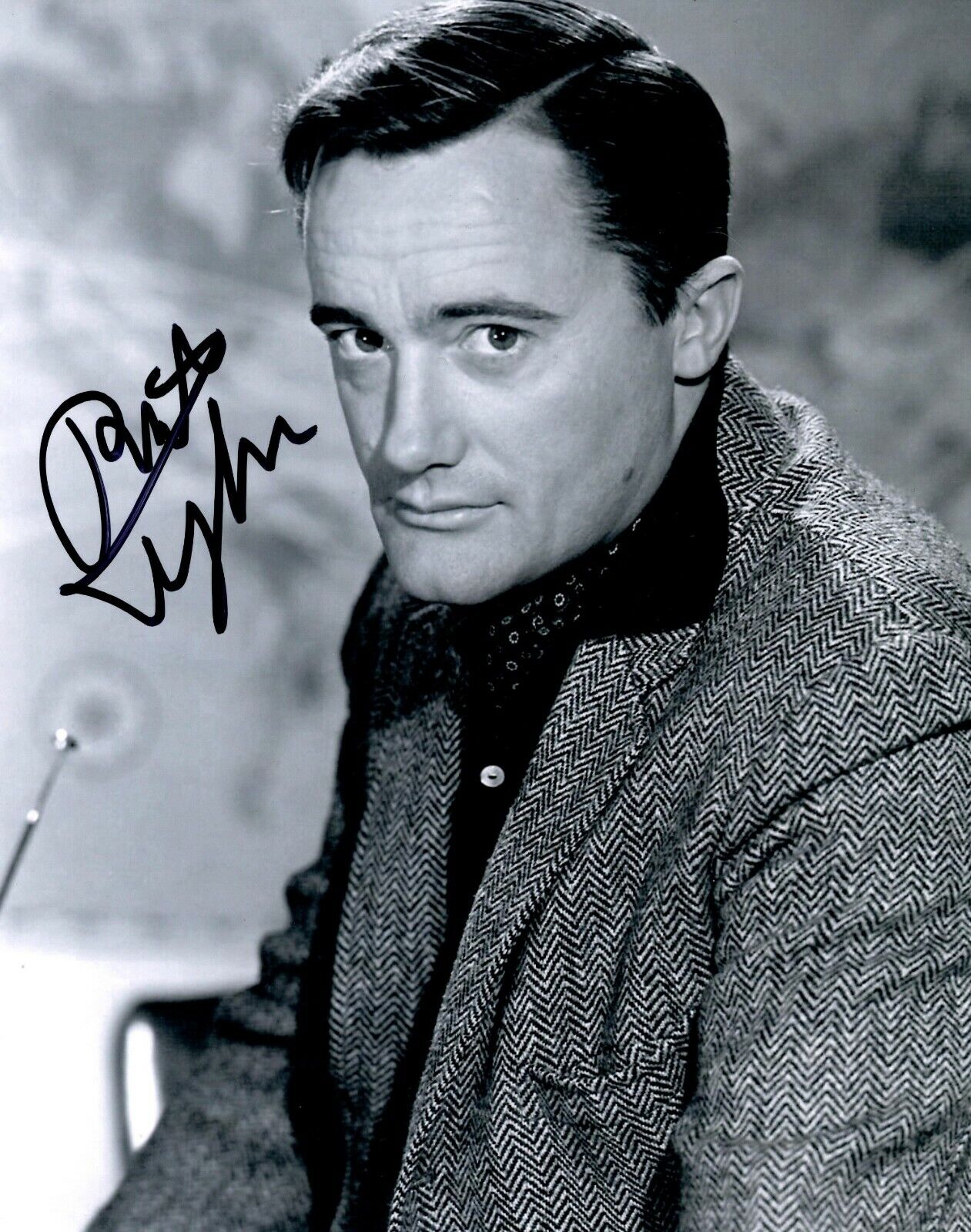 AUTOHRAPHED 8X10 SIGNED BY ROBERT VAUGHN IN MAN FROM U.N.C.L.E. UACC COA