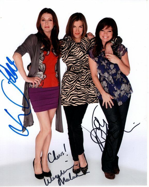 HOT IN CLEVELAND signed CAST Photo Poster painting JANE LEEVES VALERIE BERTINELLI WENDIE MALICK