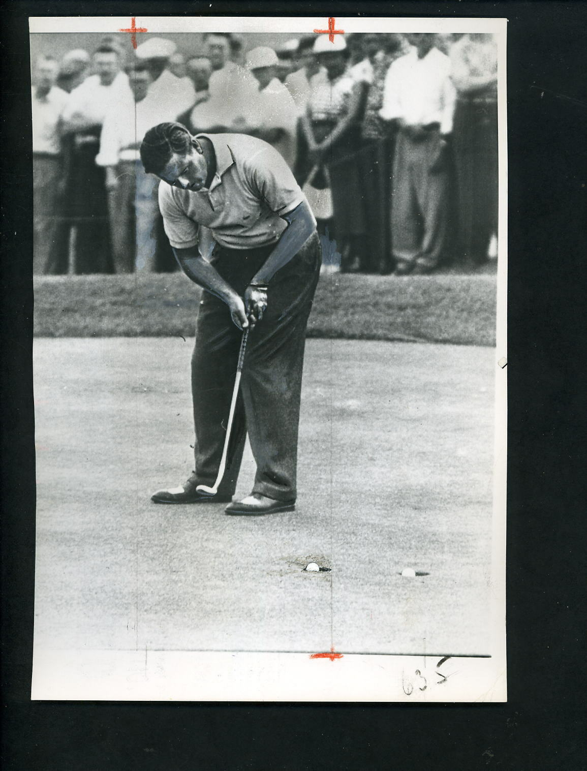 Chick Harbert sinks putt to win 1954 PGA Championship Press Photo Poster painting Keller Golf Cl