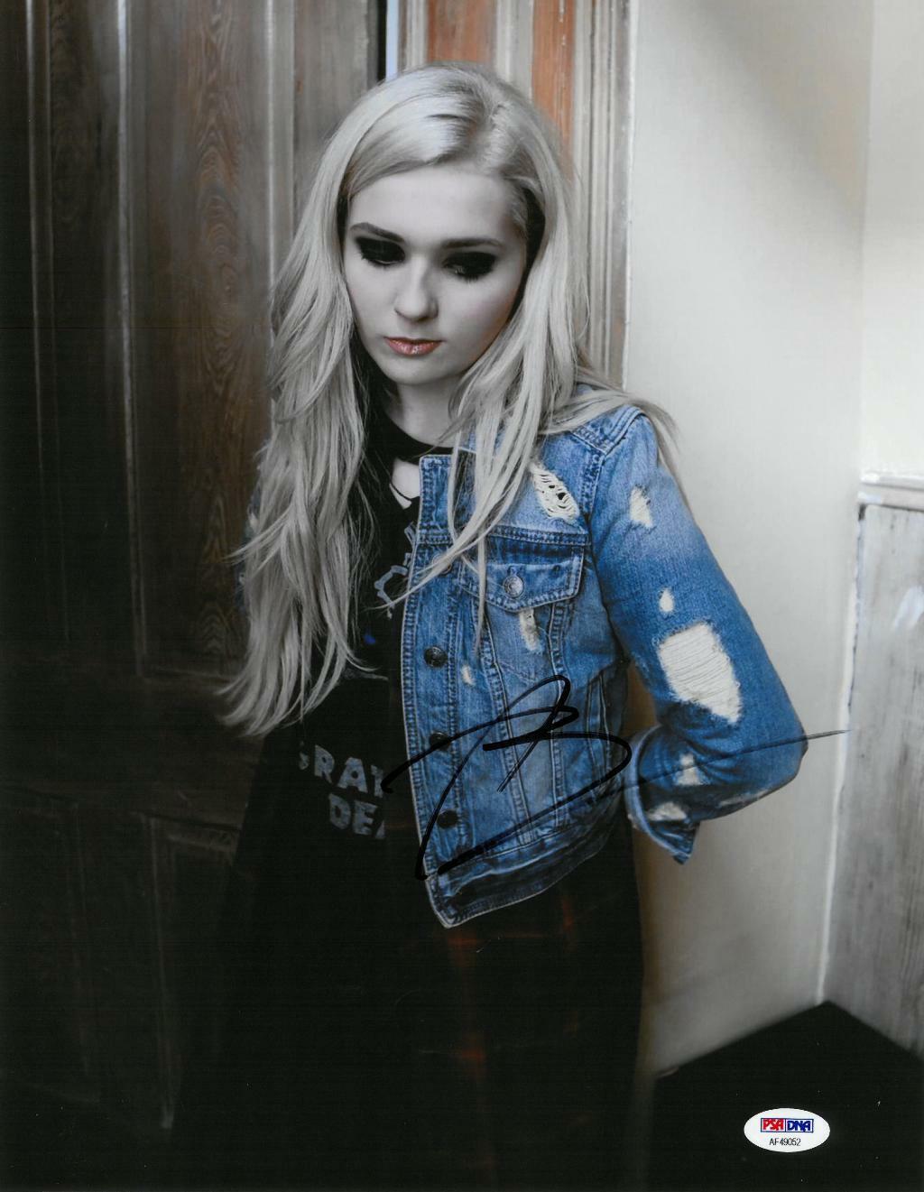 Abigail Breslin Signed Authentic Autographed 11x14 Photo Poster painting PSA/DNA #AF49052