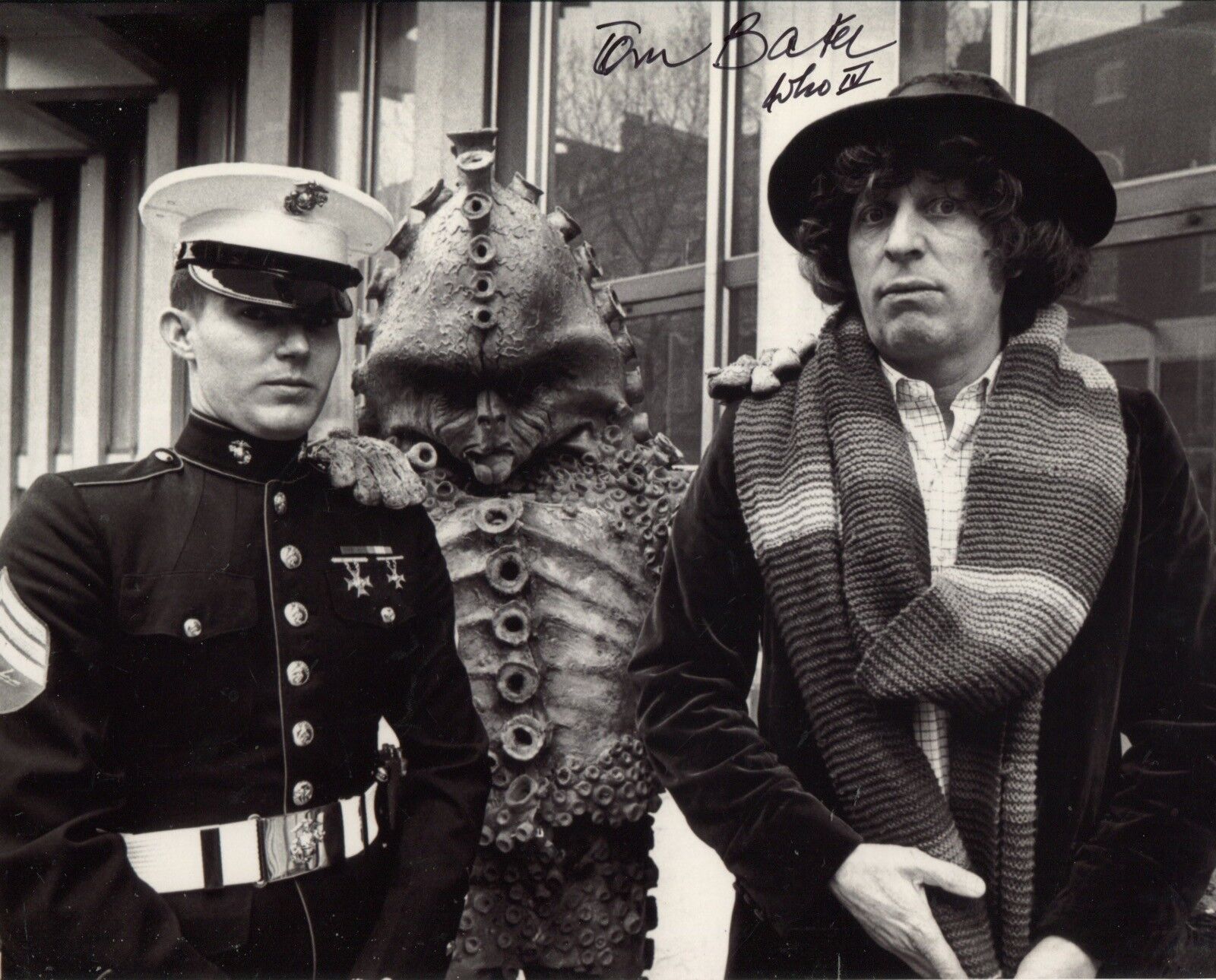 Actor Tom Baker signed 8x10 DOCTOR WHO TV Sci-Fi series Photo Poster painting - UACC DEALER