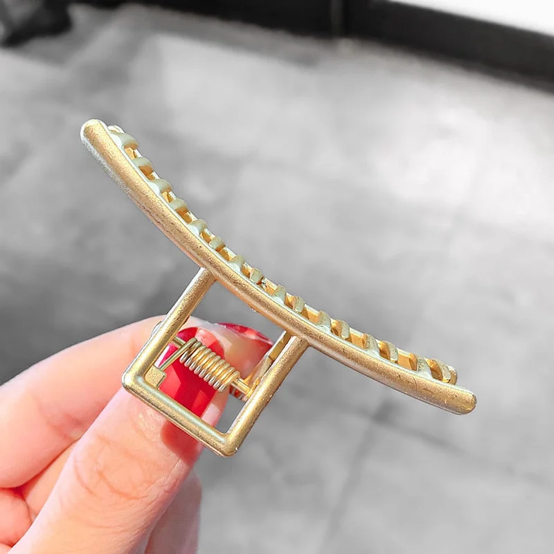 New Woman Metal Hair Claws Hair Accessories Chic Barrettes Hair Clips Hairpins Ladies Hairgrip Headwear Girls Ornaments Crab