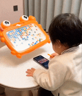 Παιδί που ζωγραφίζει σε μαγνητικό πίνακα