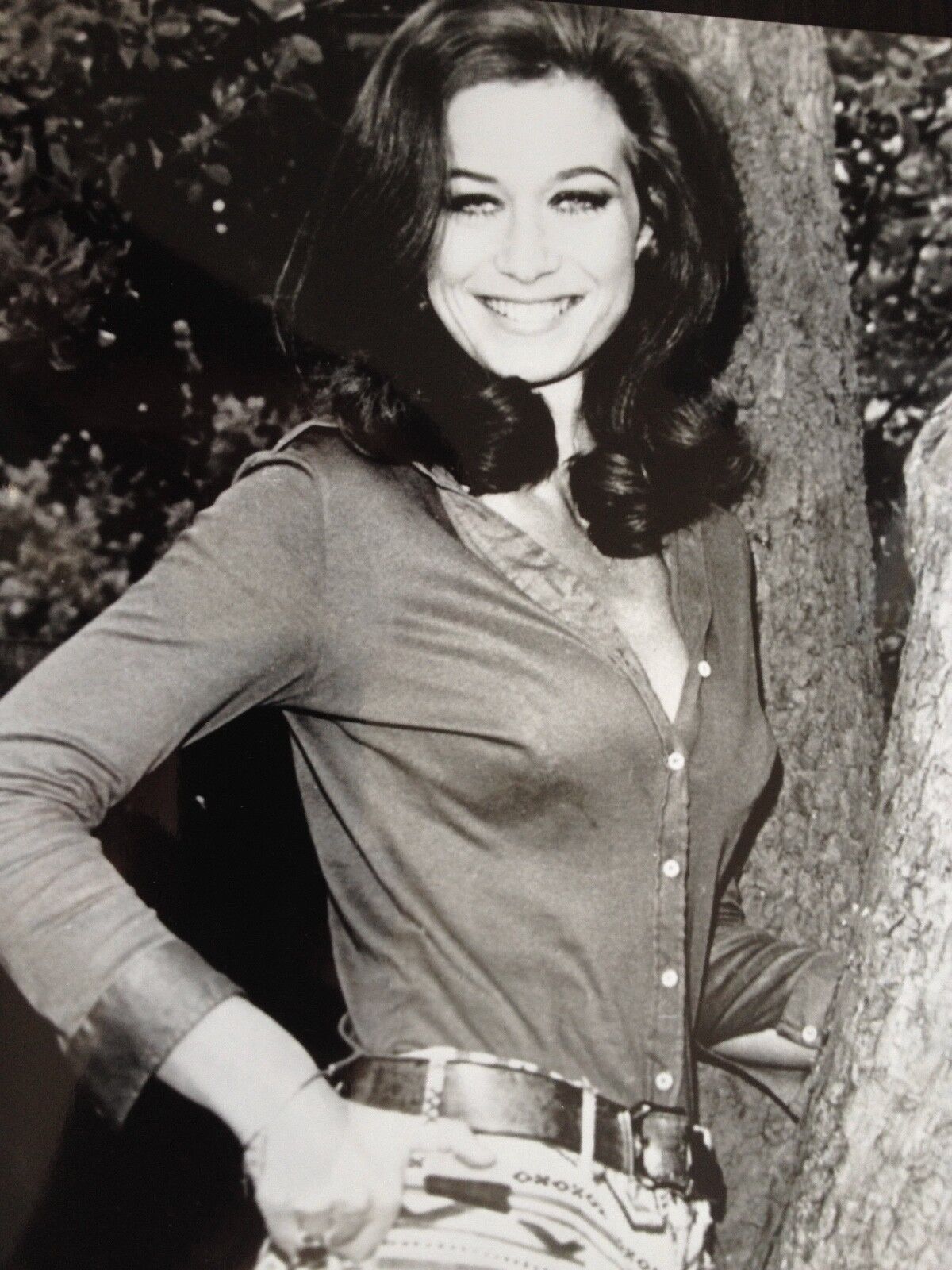 VALERIE LEON ( 5 ) - CARRY ON / BOND / HORROR ACTRESS - UNSIGNED Photo Poster paintingGRAPH