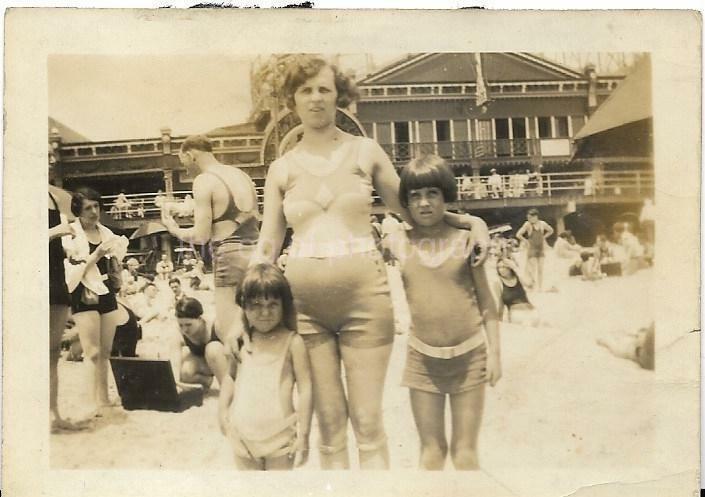 Vintage SMALL FOUND Photo Poster paintingGRAPH bw A DAY AT THE BEACH Original Portrait 19 26 K