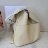 High-end niche design single shoulder crossbody bucket bag/tote bag for commuting