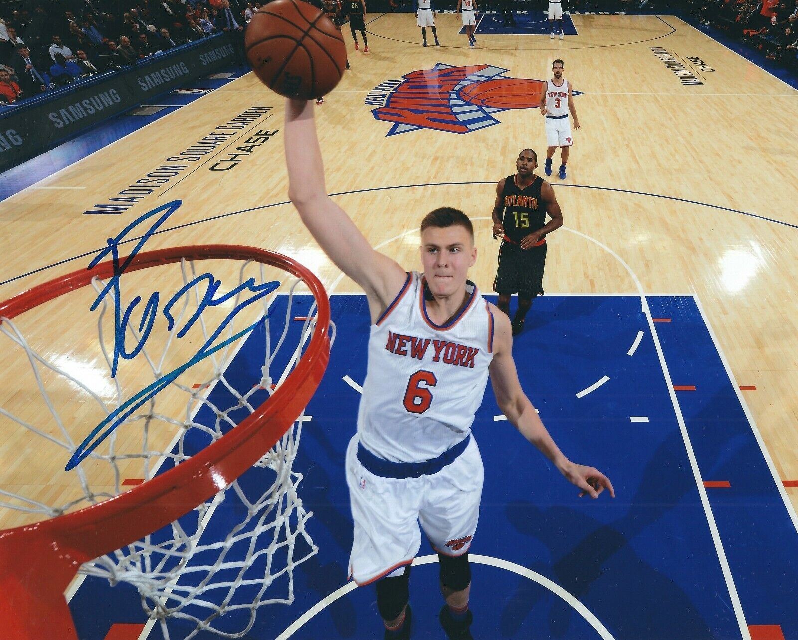 Signed 8x10 KRISTAPS PORZINGIS New York Knicks Photo Poster painting - COA