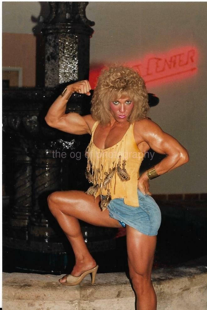 FEMALE BODYBUILDER 80's 90's FOUND Photo Poster painting Color MUSCLE WOMAN Original EN 17 23 D