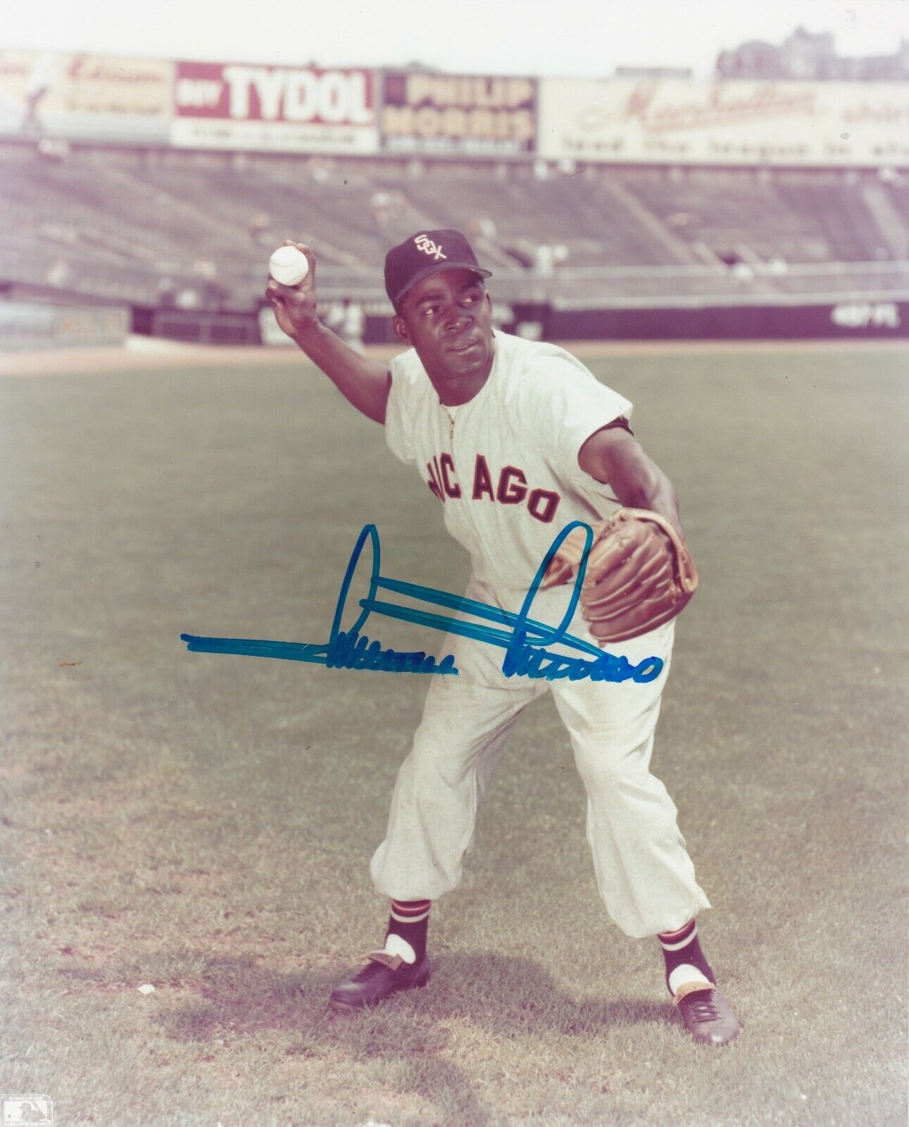 MINNIE MINOSO CHICAGO WHITE SOX ACTION SIGNED 8x10