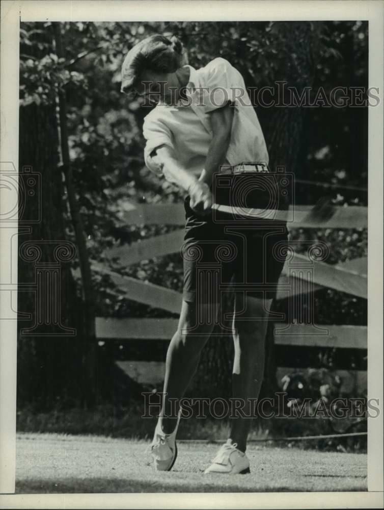 Press Photo Poster painting Pro golfer Kathy Whitworth in action - sis00864