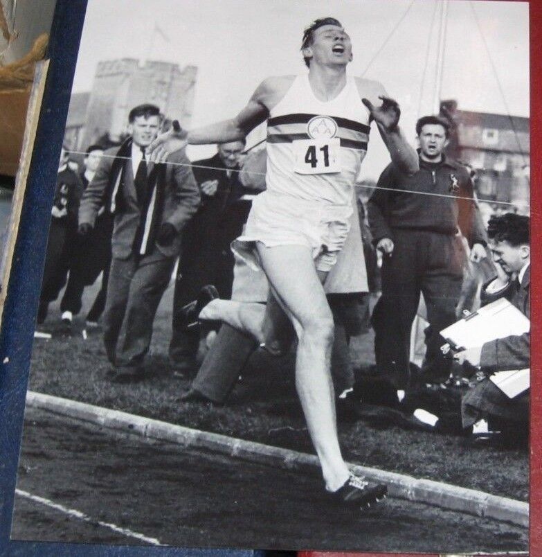 ROGER BANNISTER FIRST SUB 4 MINUTE MILE RUNNING B&W 8x10 Photo Poster painting IFFLET ROAD TRACK