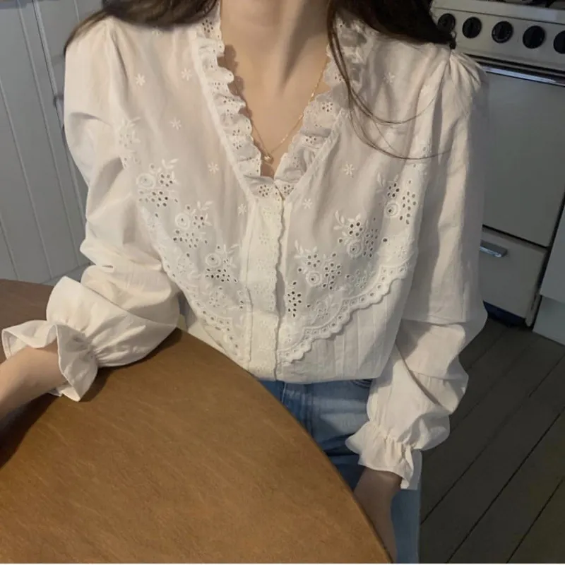 Uveng Uveng And Autumn 2025 New Korean Chic Ghost Horse Girl With Retro Exquisite Lace Shirt Bottom Top