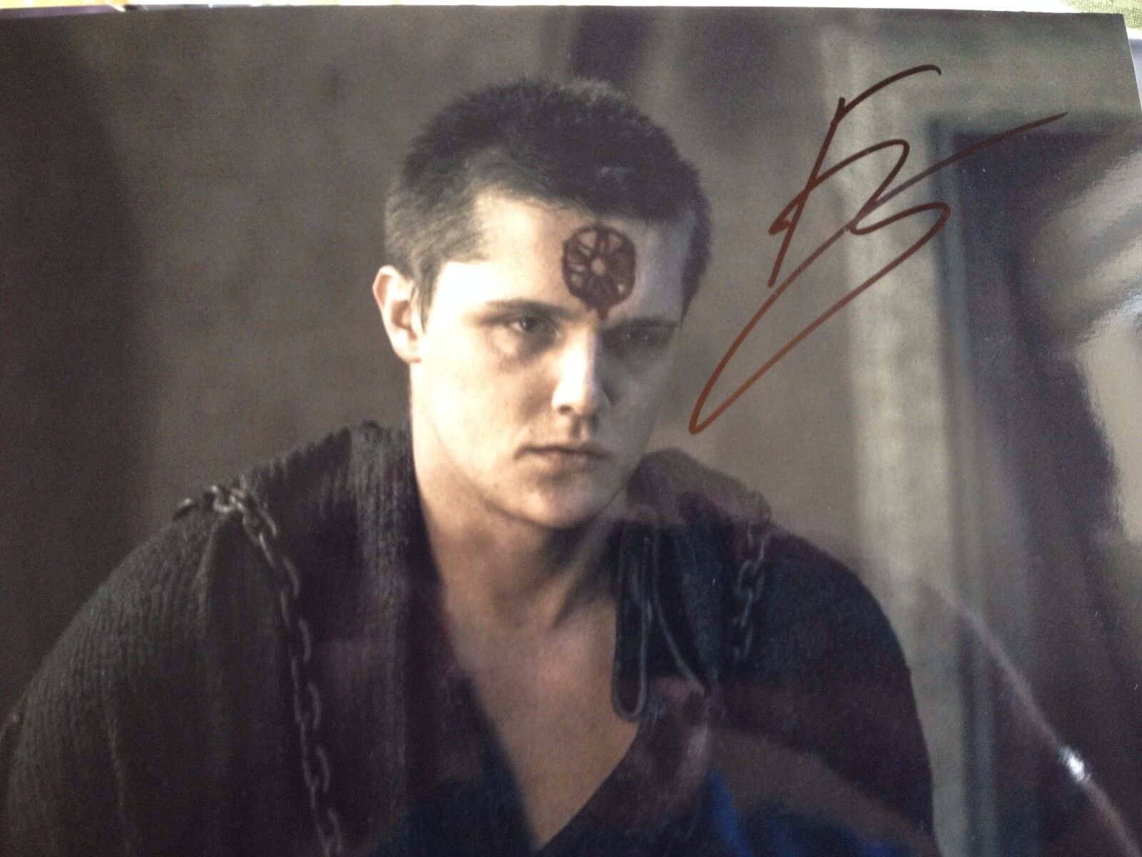 EUGENE SIMON - GAME OF THRONES ACTOR - EXCELLENT SIGNED COLOUR Photo Poster paintingGRAPH
