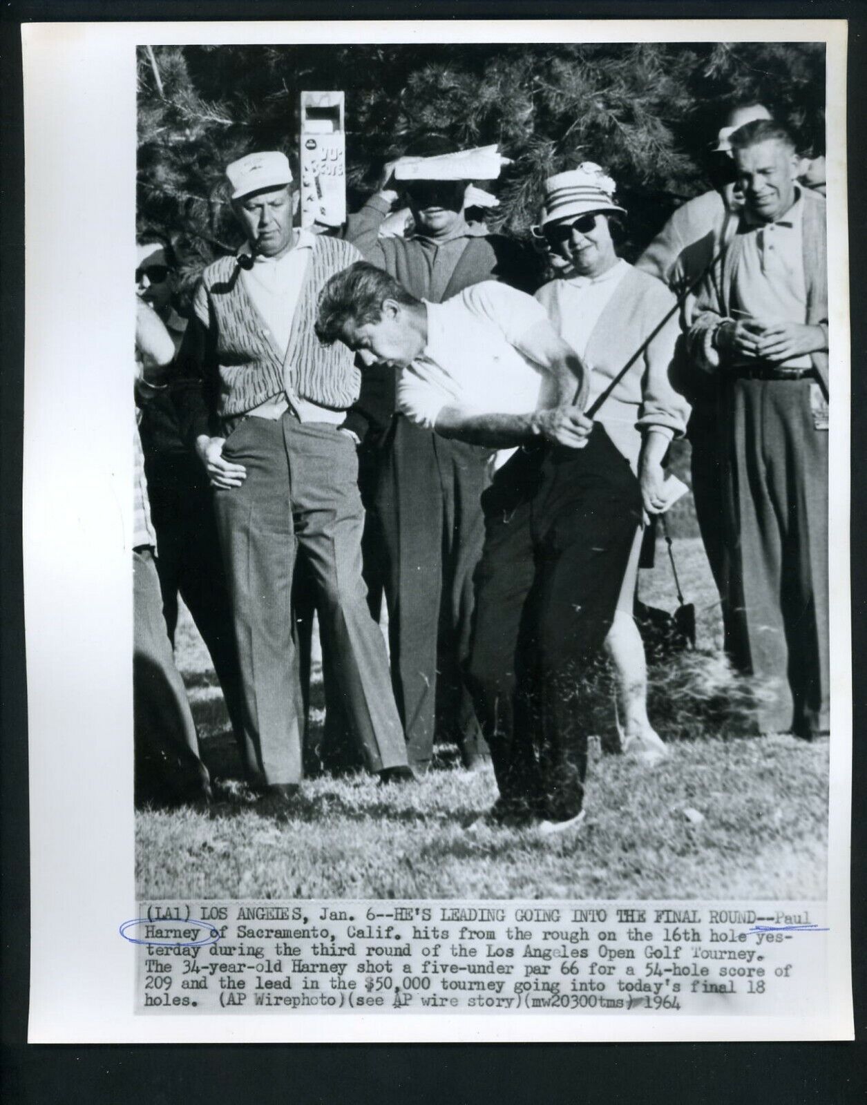 Paul Harney leads 1964 Los Angeles Open Press Photo Poster painting Rancho Park Golf Course