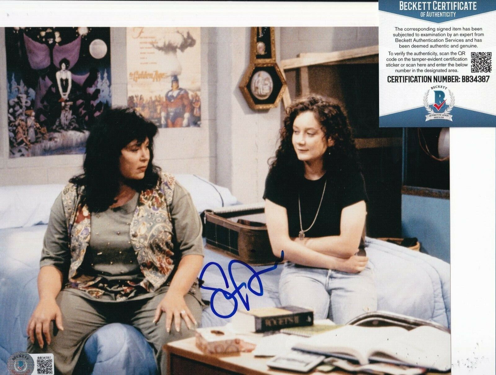 SARA GILBERT signed (ROSEANNE) The Conners Darlene 8X10 Photo Poster painting BECKETT BB34387