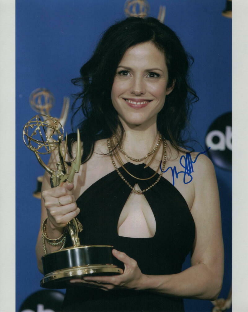 MARY LOUISE PARKER SIGNED AUTOGRAPH 8x10 Photo Poster painting - NANCY BOTWIN WEEDS EMMY WINNER