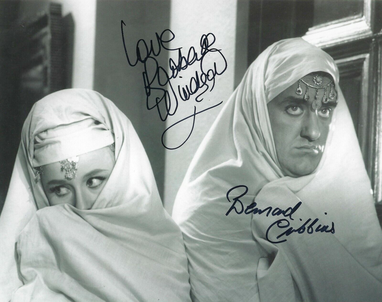 BARBARA WINDSOR & BERNARD CRIBBINS SIGNED 8x10 Photo Poster painting 2 UACC CARRY ON AUTOGRAPH