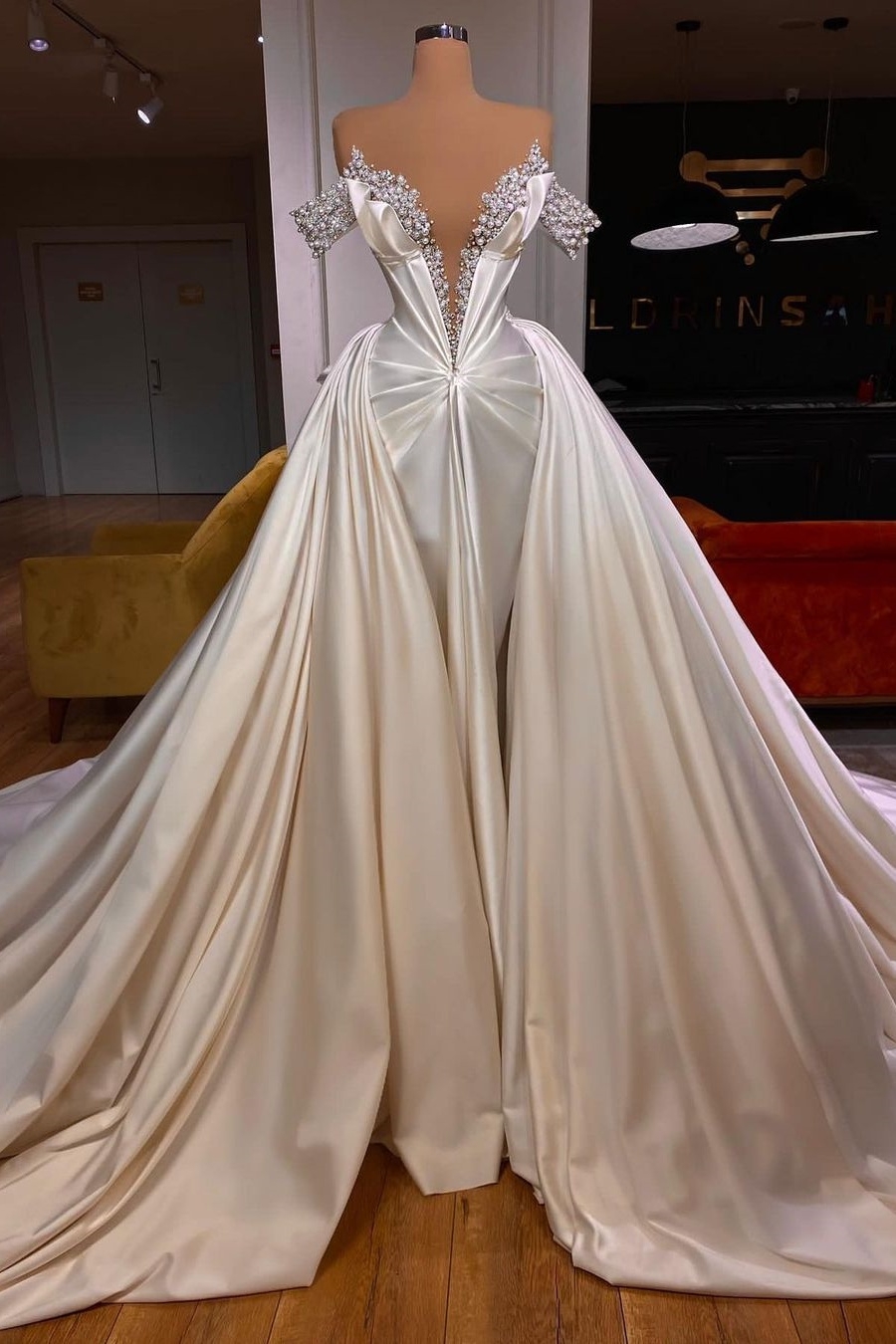 Beautiful Mermaid V Neck Crystal Floor-length Wedding Dress With Beads Lace | Risias