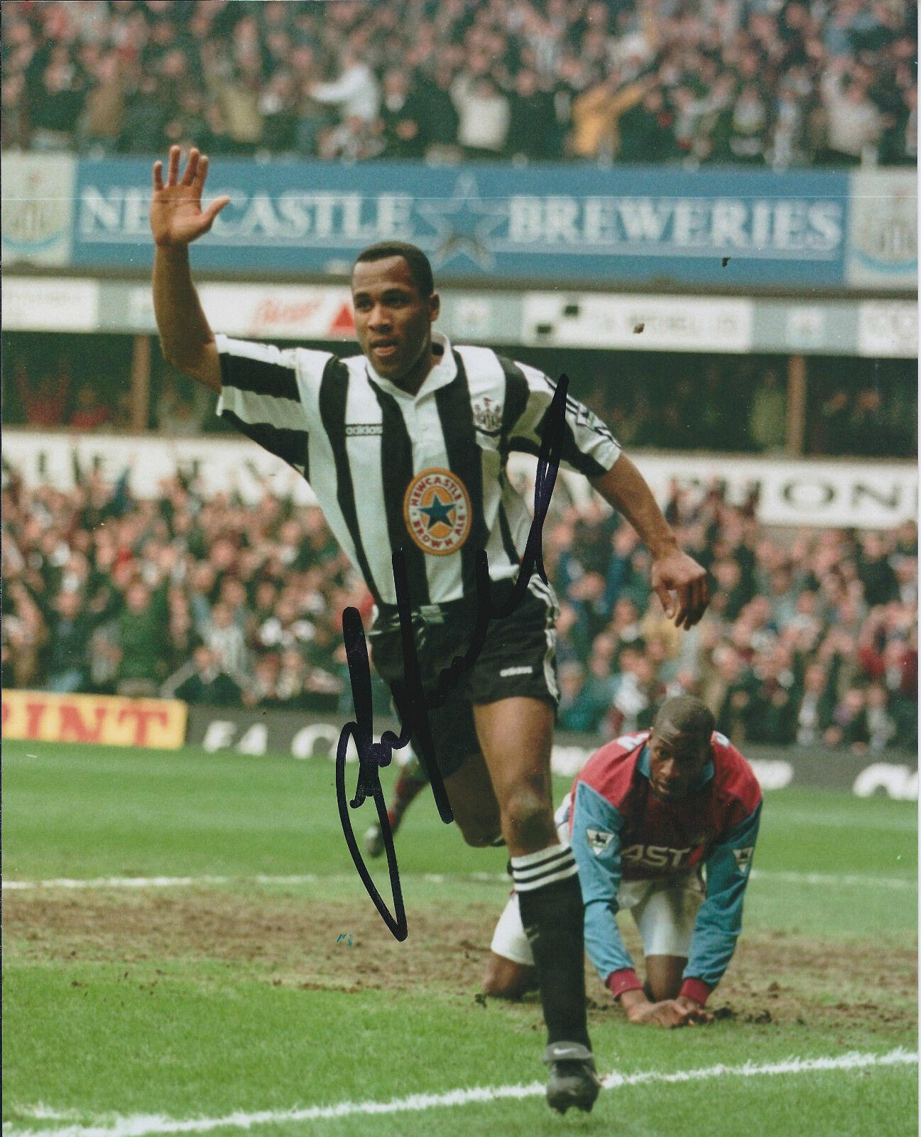 Les FERDINAND SIGNED COA Autograph 10x8 Photo Poster painting AFTAL Newcastle United Legend