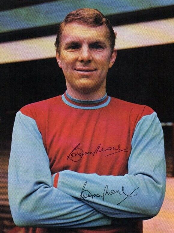BOBBY MOORE Signed Photo Poster paintinggraph - West Ham United & England 1966 - Preprint