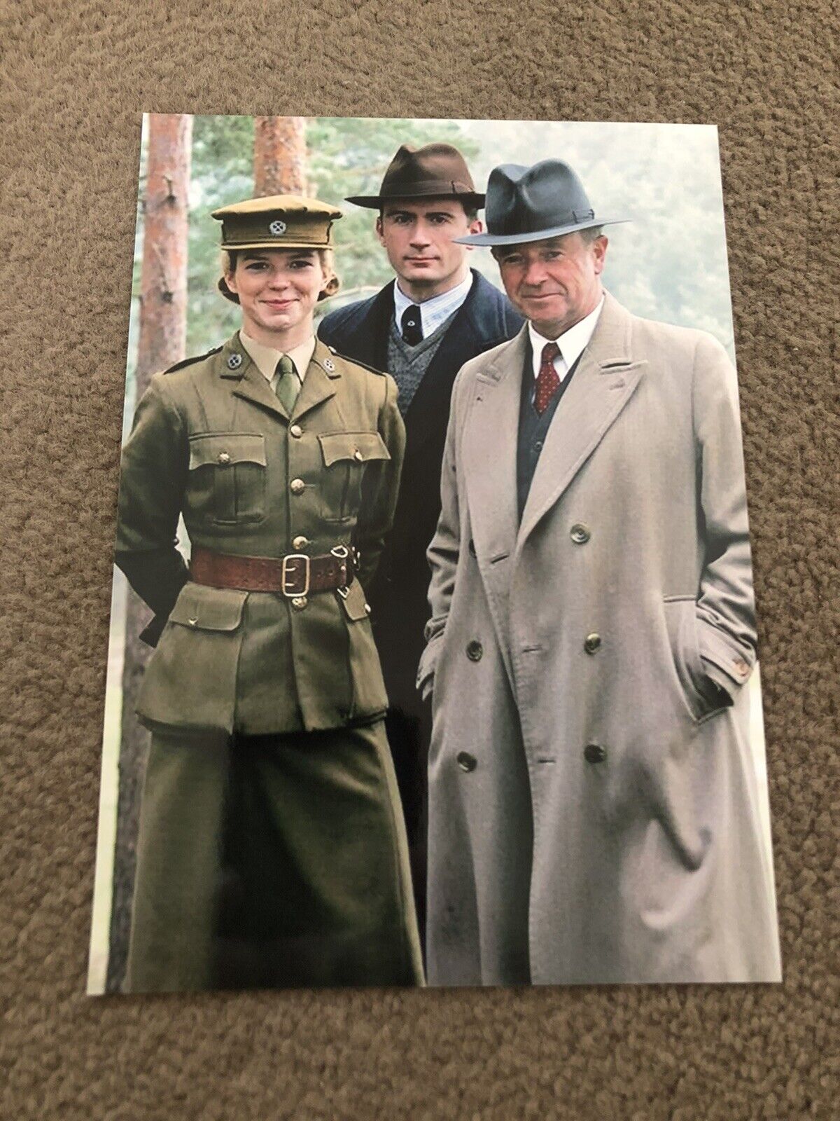 MICHAEL KITCHEN & HONEYSUCKLE WEEKS (FOYLES WAR) UNSIGNED Photo Poster painting- 7x5”