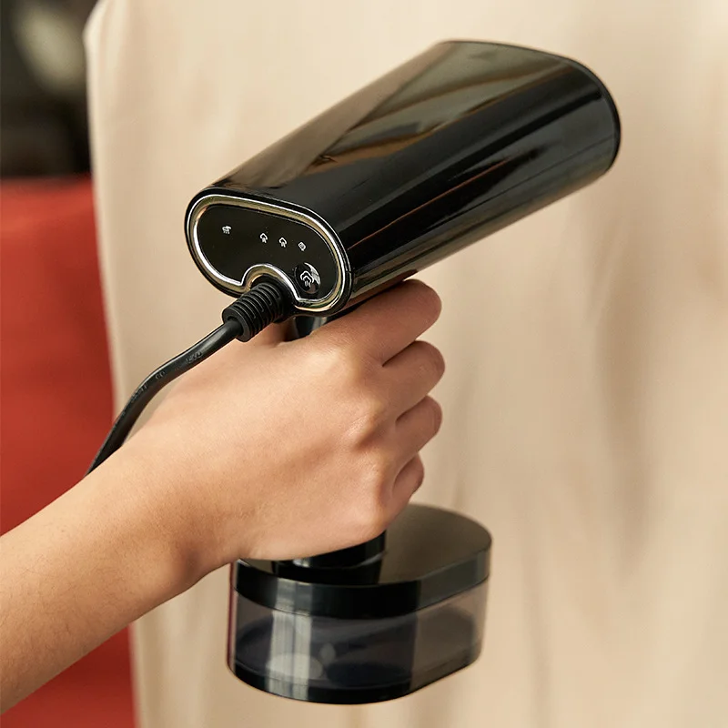 مكواة البخار المحمولة بقوة 2100 وات هي جهاز عالي الطاقة مع قدرات شفط، ومناسبة للكي الجاف والكي بالبخار.