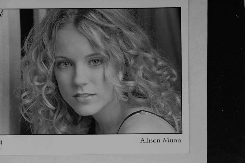 Allison Munn - 8x10 Headshot Photo Poster painting with Resume - White Oleander