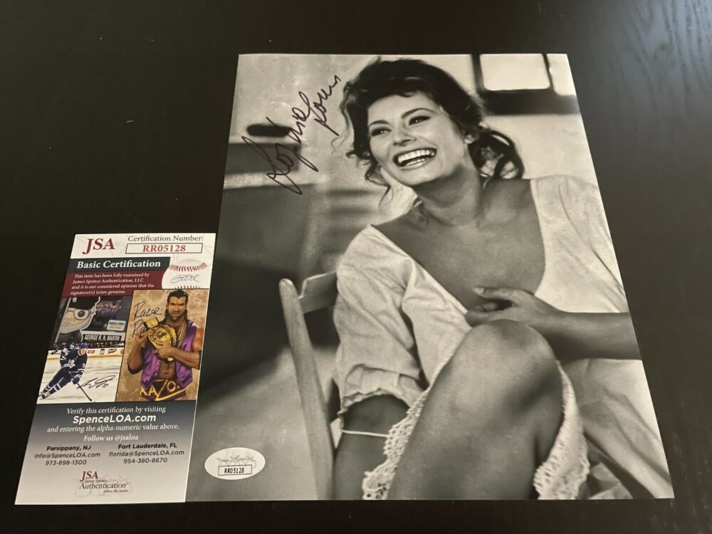 SOPHIA LOREN SIGNED 8X10 Photo Poster painting  AUTOGRAPHED HOLLYWOOD LEGEND  6