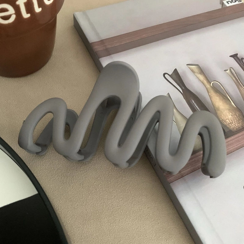 Women’s Minimalist Waves Plastic Resin Hair Claws