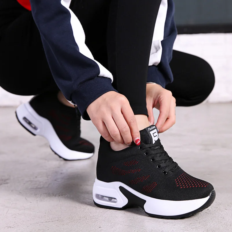 Qjong platform sports shoes, breathable casual shoes, ladies' fashionable shoes with higher and higher height.