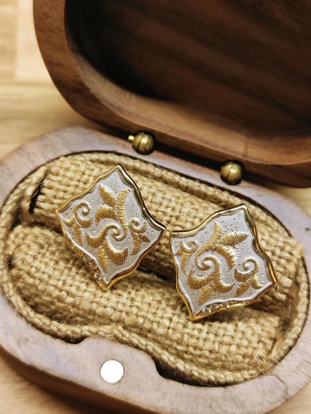 S266 名執左結里刺绣方块耳夹K18，钻石0.03ct*2，7.7g【日本名家设计师打造，刺绣质感，高品质工艺，国内难以复制】