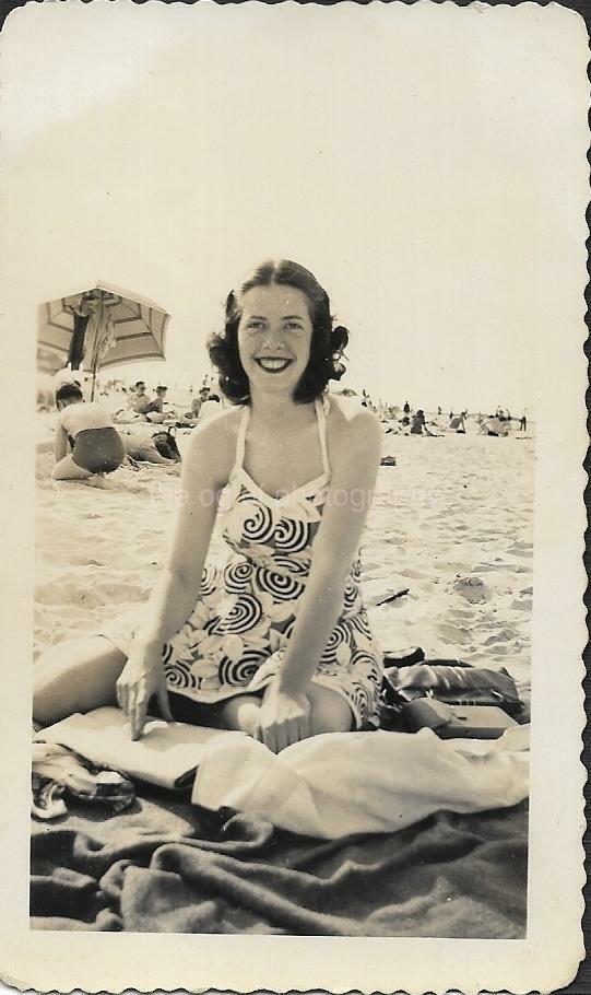 Vintage FOUND Photo Poster paintingGRAPH bw BEACH GIRL Original Snapshot JD 110 12 D