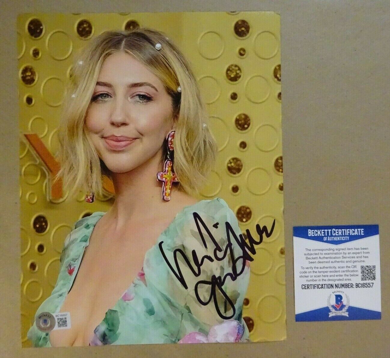 Autographed HEIDI GARDNER Signed 8x10 Photo Poster painting Saturday Night Live BECKETT BAS COA