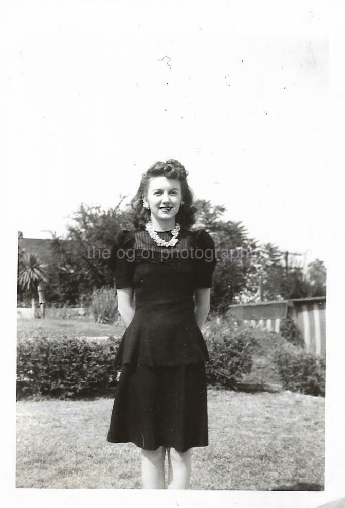 Found Photo Poster painting b&w Original VINTAGE 1940's Portrait PRETTY YOUNG WOMAN 112 25 ZZ