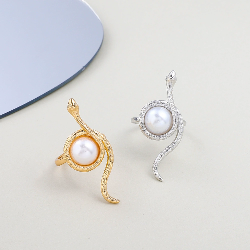 Serpentine gold-plated twisted pearl ring