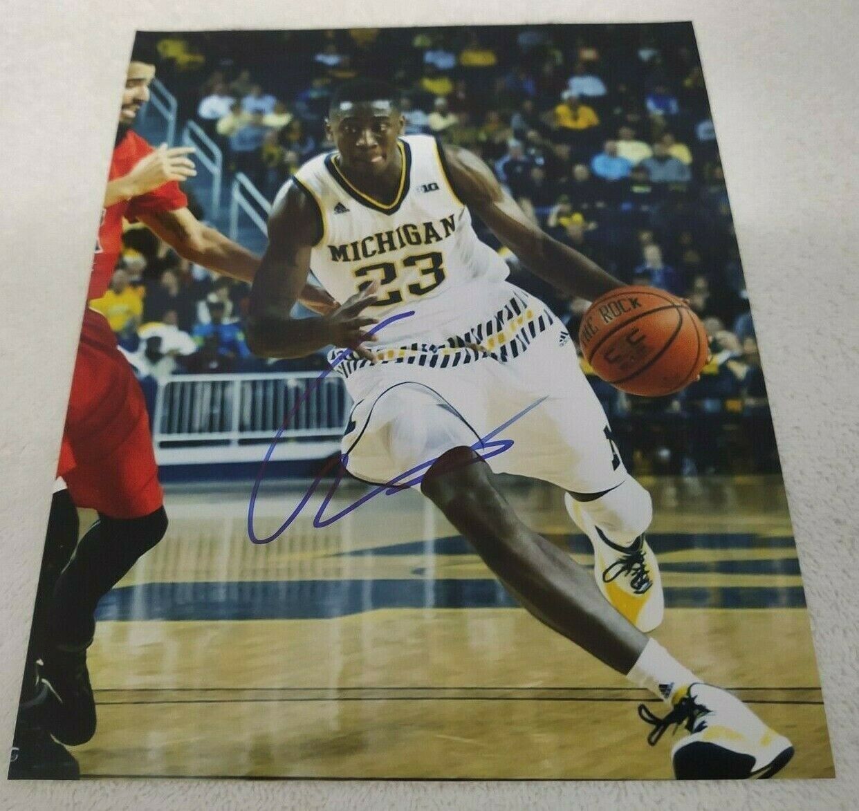 CARIS LEVERT MICHIGAN WOLVERINES SIGNED AUTOGRAPHED 8X10 Photo Poster painting COA BASKETBALL