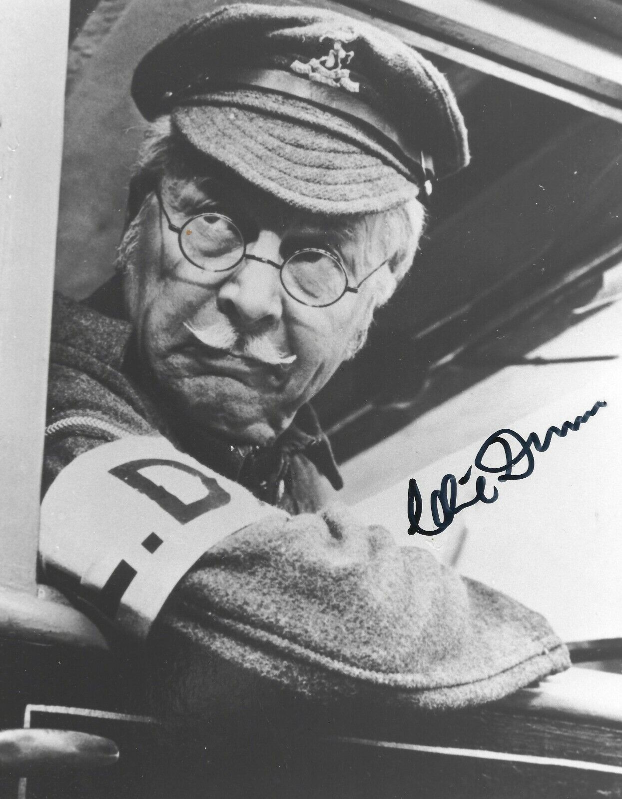 CLIVE DUNN SIGNED DADS ARMY 8x10 Photo Poster paintingGRAPH 5 UACC & AFTAL RD AUTOGRAPH