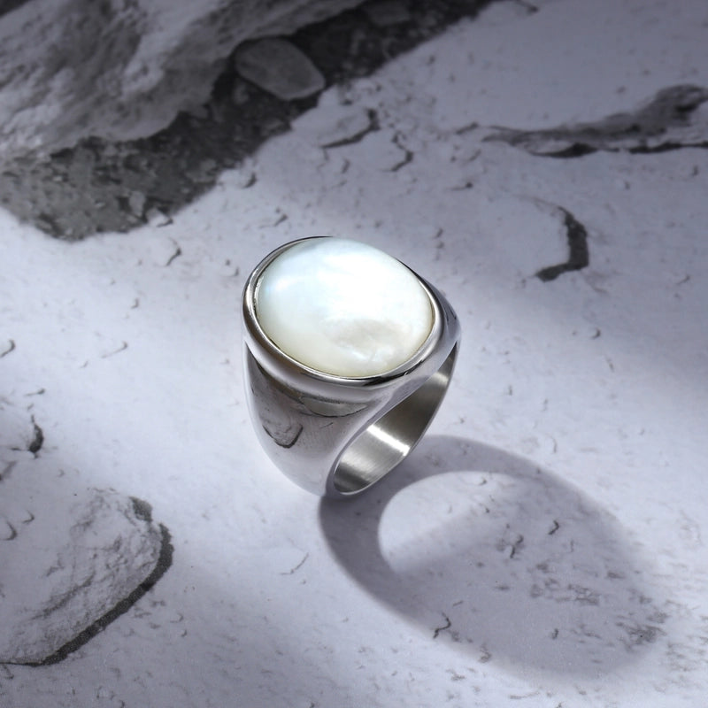 A Non-Fading Stainless Steel Popular Simplicity Men's Ring Round Fashion Elegant Shell Women's Ring