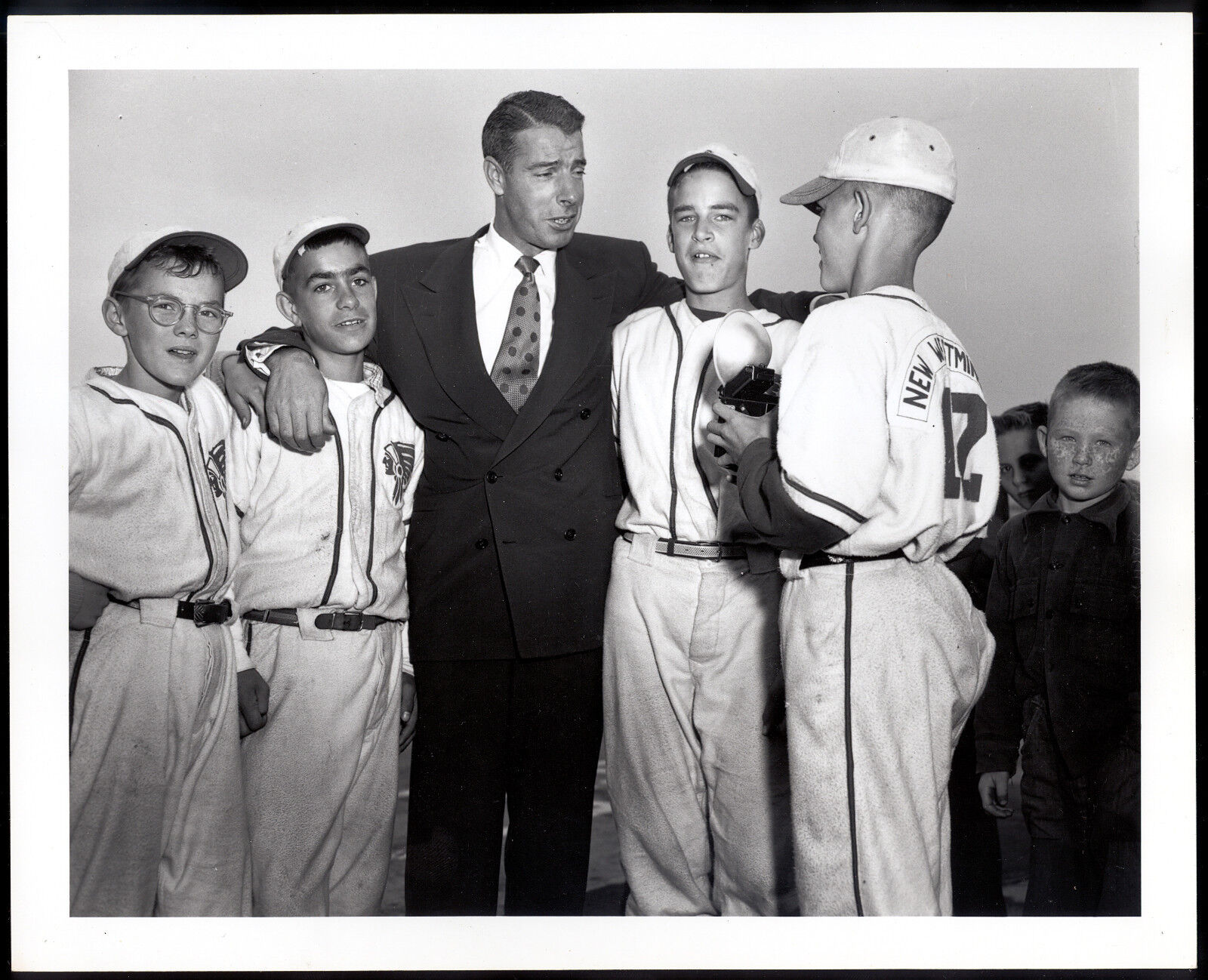 VINTAGE JOE-DIMAGGIO HOF 8X10 Photo Poster paintingGRAPH Photo Poster painting B&W W/ Baseball Fans