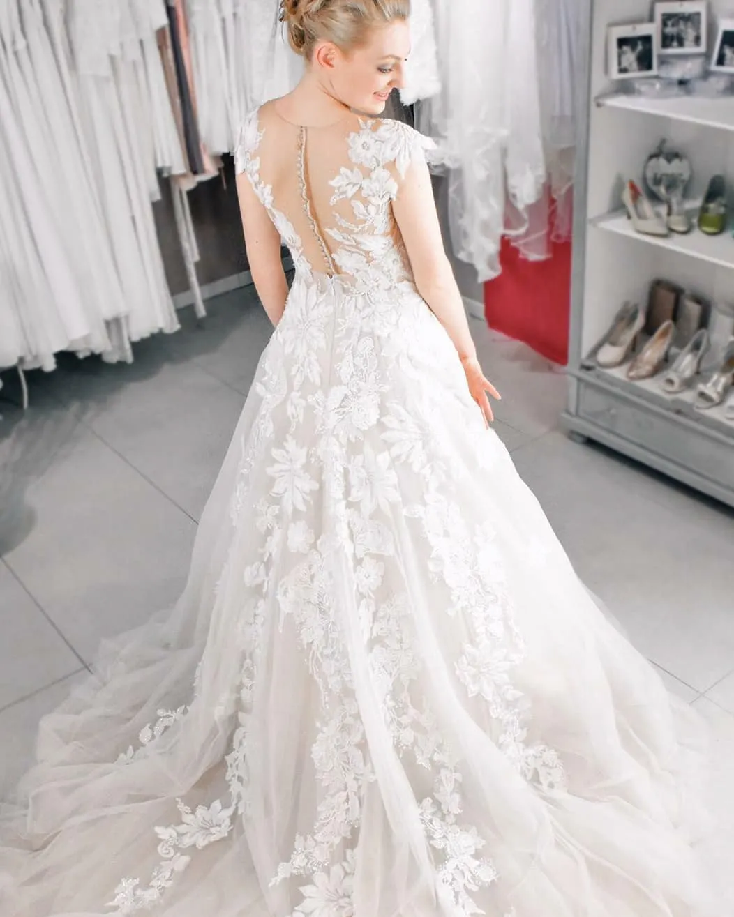 Classy Long A-Line Bateau Appliques Lace Tulle Wedding Dress with Sleeves