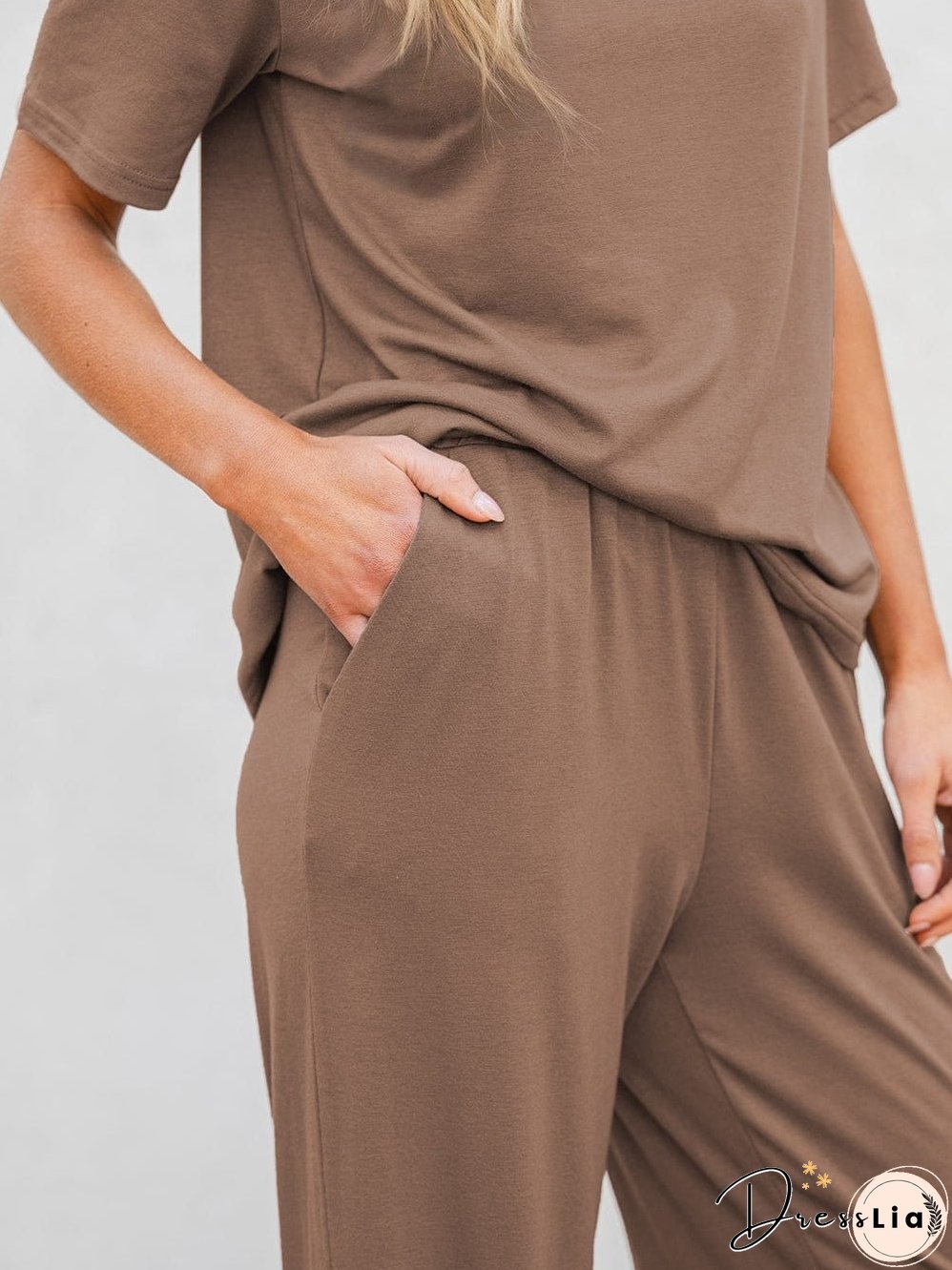 Relaxed and Stylish: Two-Piece Set for Weekend Wear