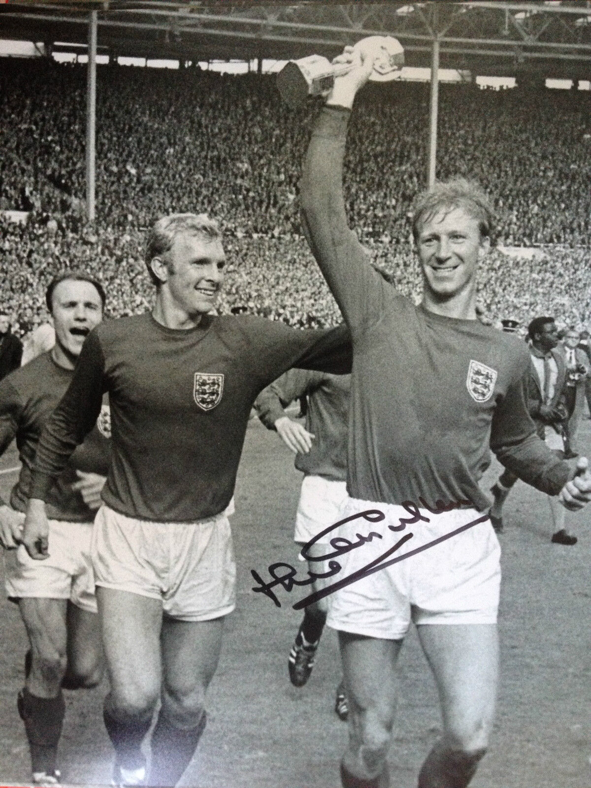 JACK CHARLTON - LEEDS & ENGLAND DEFENDER - SIGNED B/W WORLD CUP Photo Poster paintingGRAPH