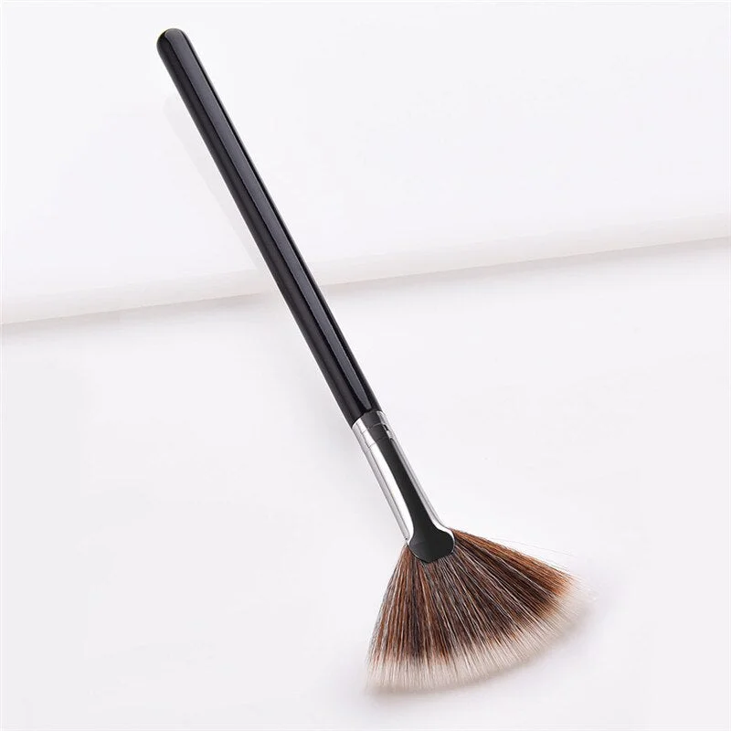 1Pcs Makeup Brushes Fan Brush Women Make Up Black Makeup Brushes Foundation concealing Synthetic Hair Tapered Highlighter Brush