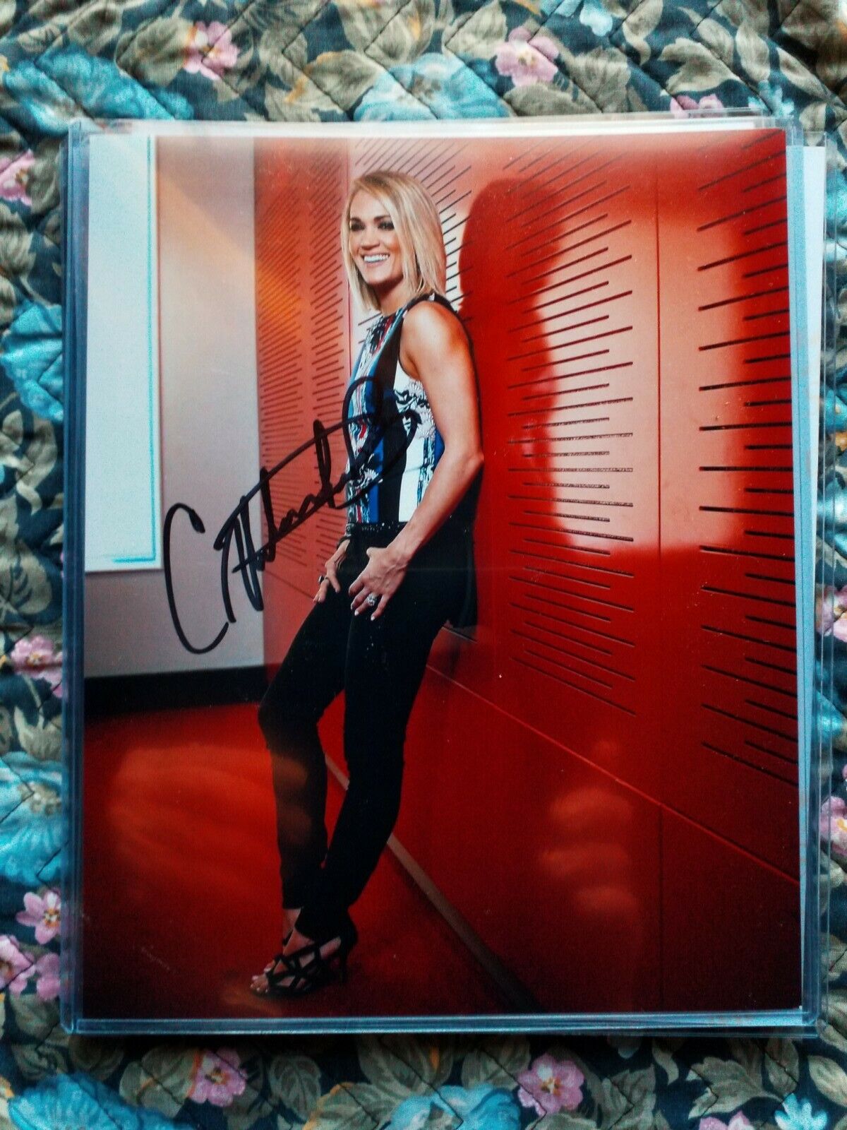 Autographed Carrie Underwood Authentic Signed 8 x 10 Photo Poster painting Really Nice