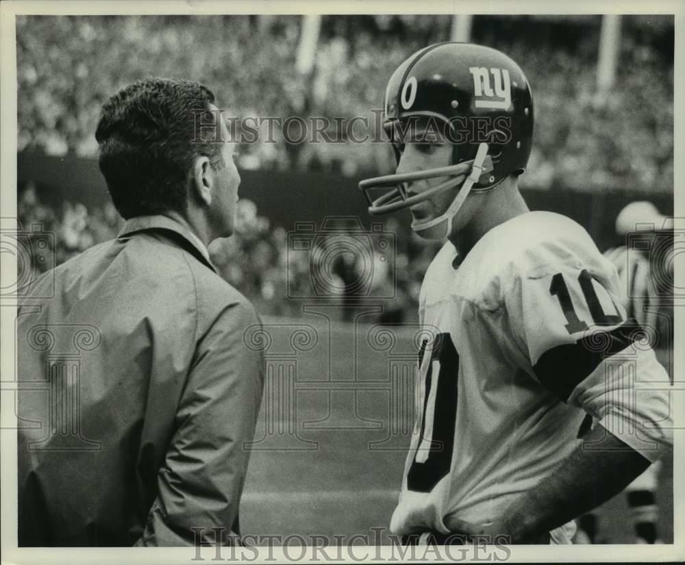 Press Photo Poster painting Football Giants Fran Tarkenton, Quarterback, Talks to Coaches