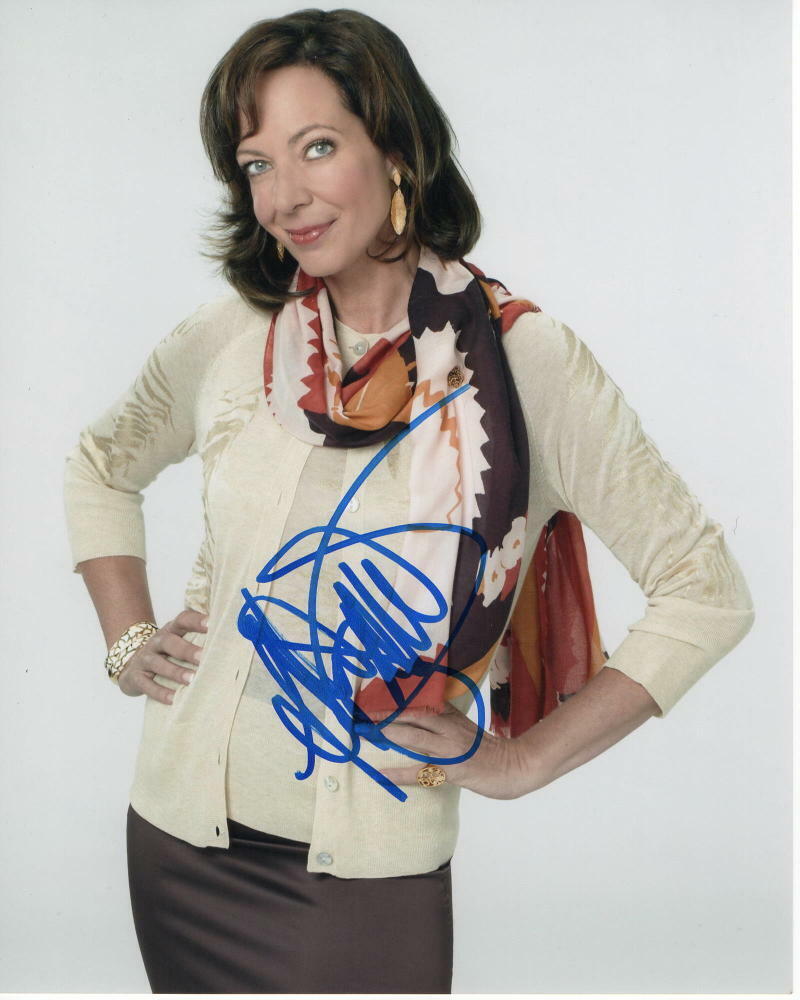 ALLISON JANNEY SIGNED AUTOGRAPH 8X10 Photo Poster painting - THE WEST WING, I TONYA OSCAR WINNER