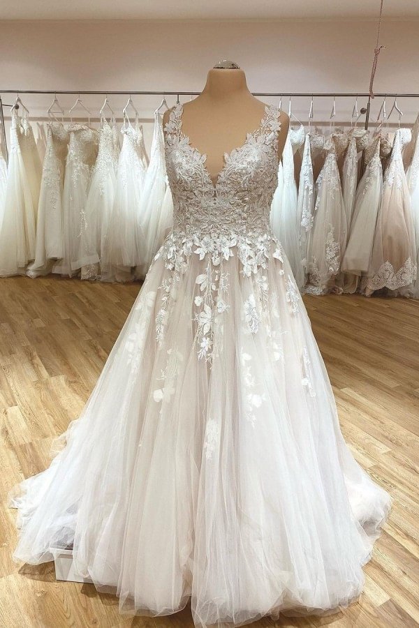 Luluslly Glamorous Deep V-Neck Spaghetti-Straps Wedding Dress Ruffles Tulle Lace Appliques