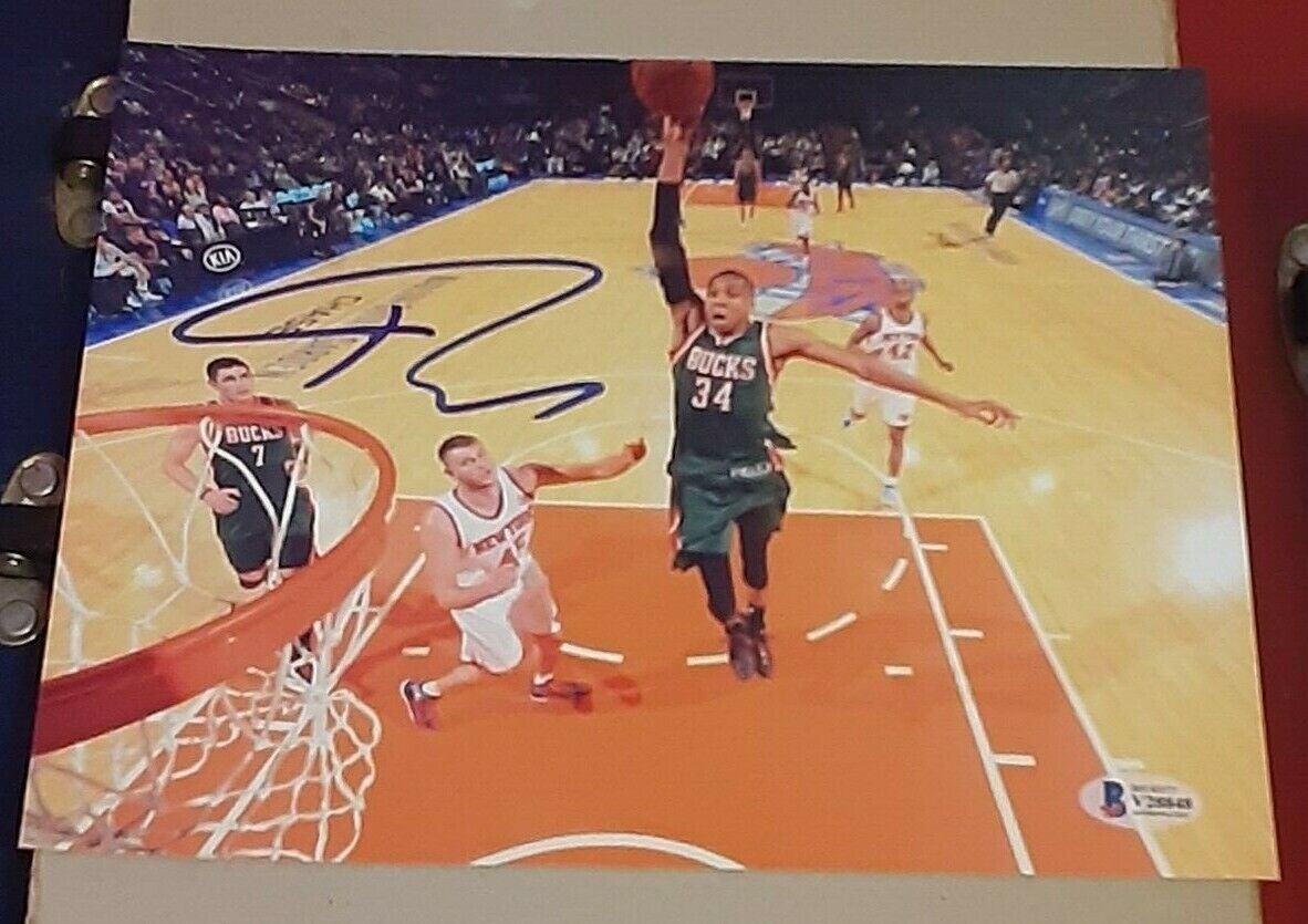 GIANNIS ANTETOKOUNMPO Milwaukee Bucks SIGNED AUTOGRAPHED 2ND YEAR 8X10 Photo Poster painting BAS