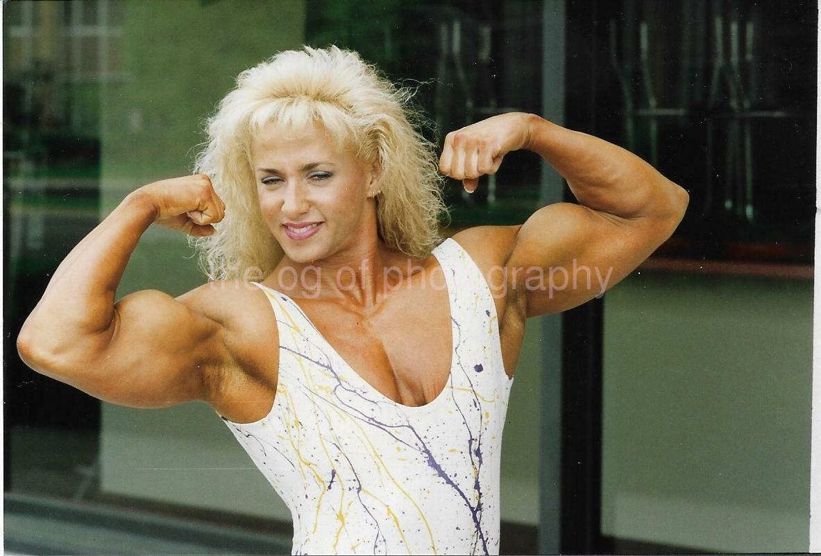 FOUND Photo Poster painting Color JUDY MOSHKOSKY Female BODYBUILDER Muscle GIRL 112 25 P